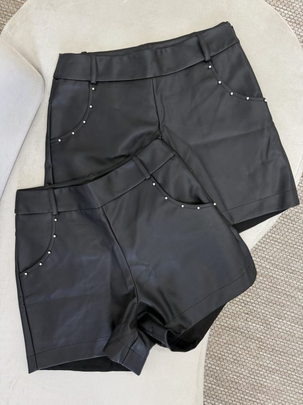 SHORTS EM COURO SINTETICO